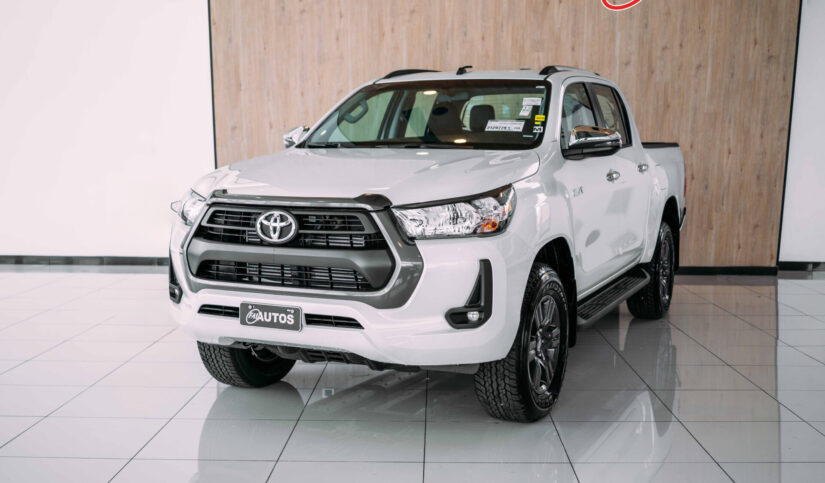 CAMIONETA PICK UP 4x2 / HILUX