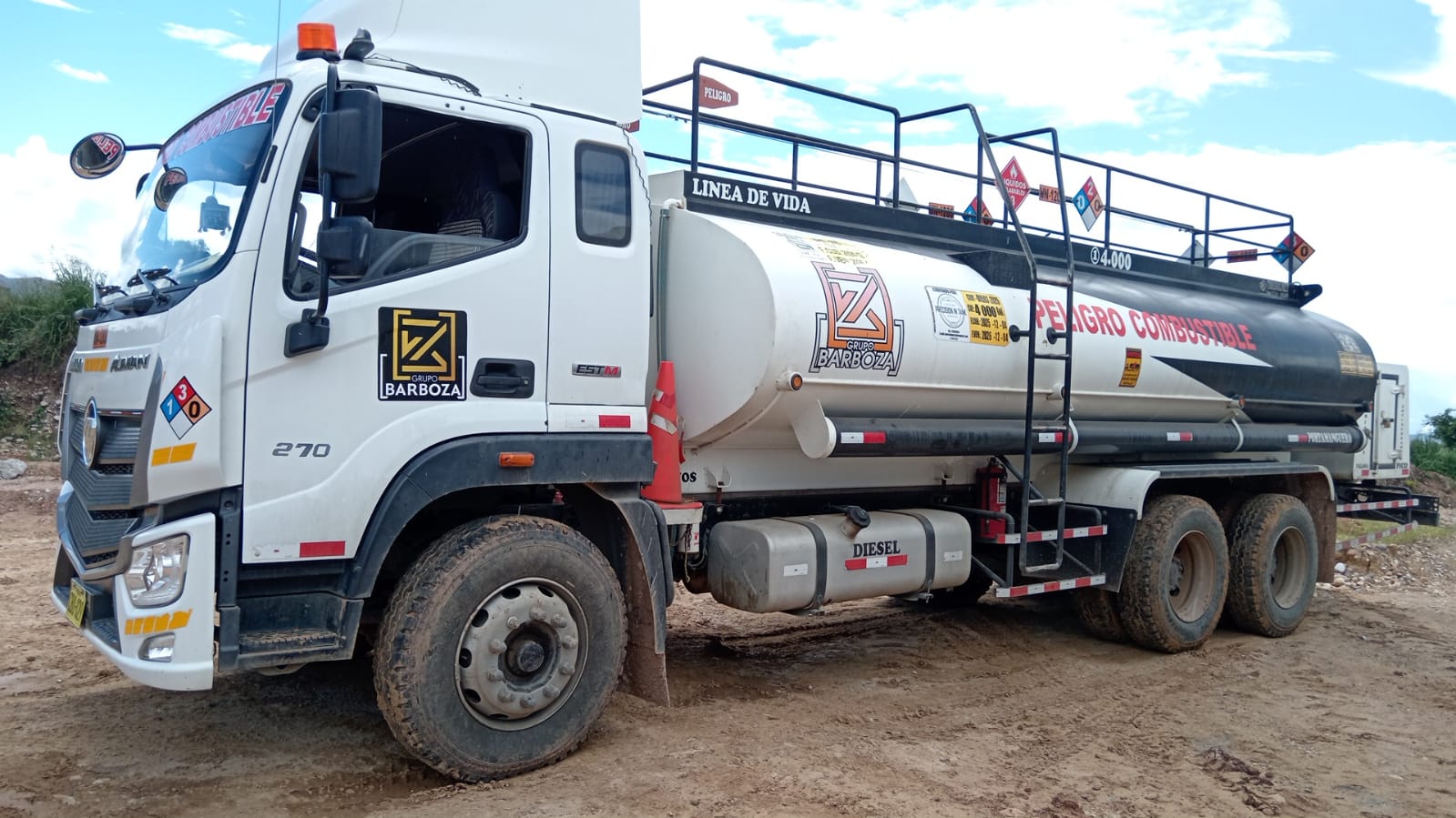 CAMION CISTERNA DE COMBUSTIBLE FOTON / BJ1356VRPHP-AA